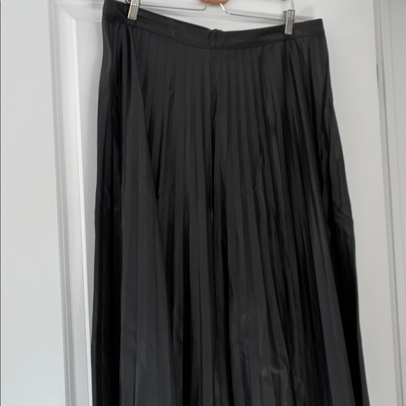 NWOT Simons XL Vegan Leather Black Pleated Midi Skirt - Picture 2 of 5